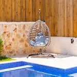 Lavanta Doga Icerinde Oezel Havuzlu * Eskiomerler