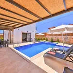 Lavanta Doga Icerinde Oezel Havuzlu * Eskiomerler