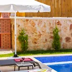 Lavanta Doga Icerinde Oezel Havuzlu