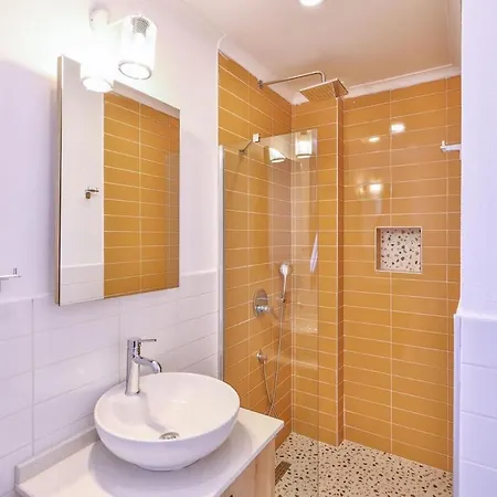 Lavanta Doga Icerinde Oezel Havuzlu